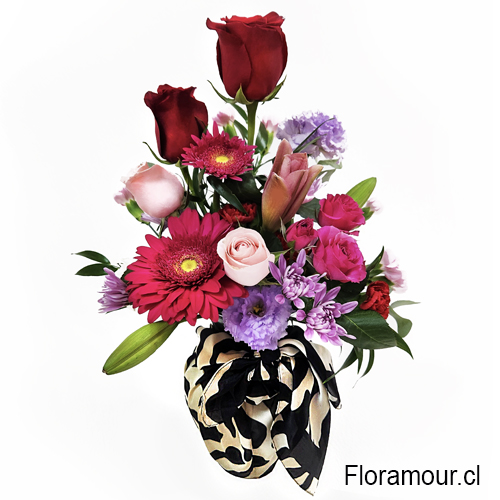 Coqueto - Florero revestido en pañuelo 
 
Simpático arreglo con rosas y flores variadas montadas en florero revestido con pañuelo tipo seda para vestir 
 